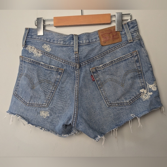 Levi's 501 Women Jeans Mini Shorts Floral Size 26 100% Cotton Washed Blue - Picture 5 of 11